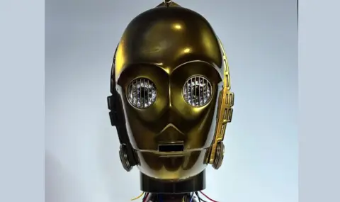 Култовият робот C-3PO от "Междузвездни войни" оживя в гаража на фен (ВИДЕО) - 1