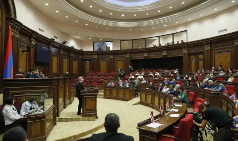 Физическа саморазправа в арменския парламент след дебат за ареста на опозиционен депутат - 1