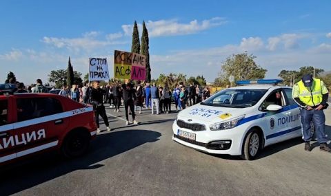 Близки на убити младежи протестират на пътя Пловдив-Пазарджик - 1