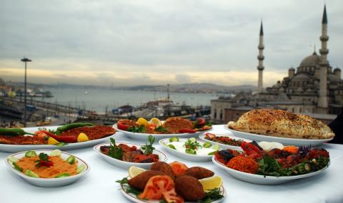 Лято в Турция: Строги правила, шведски маси и обучени сервитьори - 1