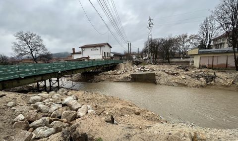 "Парцалив" мост буди недоволство и страх в пострадалото от наводнението Каравелово - 1