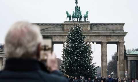 Скандал в Берлин! Екоактивисти "обезглавиха" официалното коледно дърво  - 1