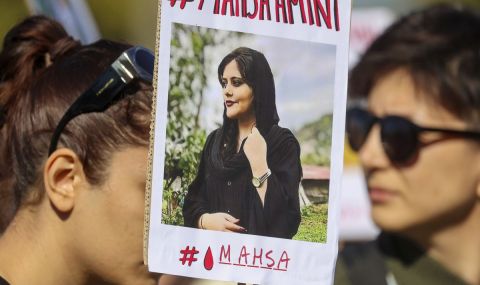 Десетки хора се събраха на гроба на Махса Амини 40 дни след смъртта ѝ - 1