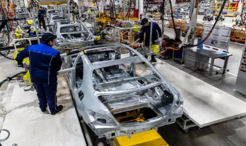 Русия произвежда китайски коли в германска фабрика - и се подиграва с Mercedes - 1