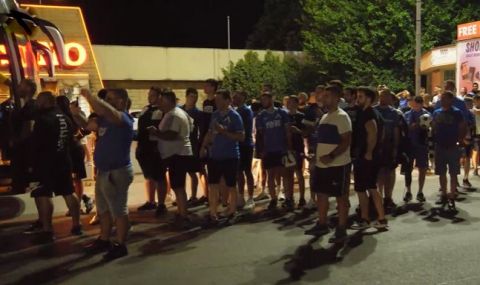 Десетки сини фенове посрещнаха Левски на границата - 1