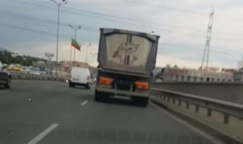 Камион лети бясно на Околовръстното в София (ВИДЕО) - 1