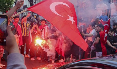 Привърженици на Ердоган празнуваха по улиците на Сараево - 1