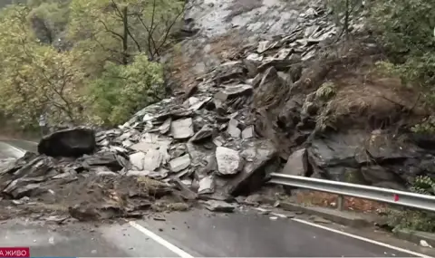 Свлачище блокира пътя Асеновград-Смолян - 1