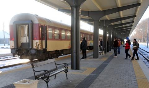 Разкачен кабел спря бързия влак за Бургас - 1