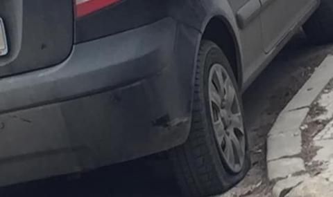 Вандал наряза гумите на 7 коли в Нови пазар - 1