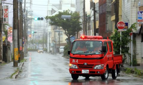 Япония се готви за сблъсък с тайфуна "Лан" - 1