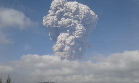 Вулкан изригна в Индонезия - Февруари 2018 - 1