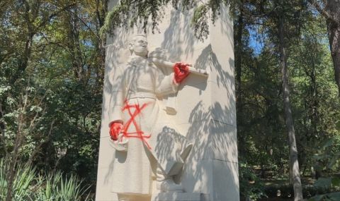 Съдбата на съветските монументи: Пазят един в София, обляха с червена боя друг в Стара Загора - 1