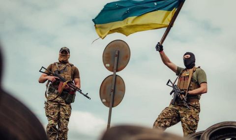 Украински войници са вдигнали националния флаг в Роботине - 1