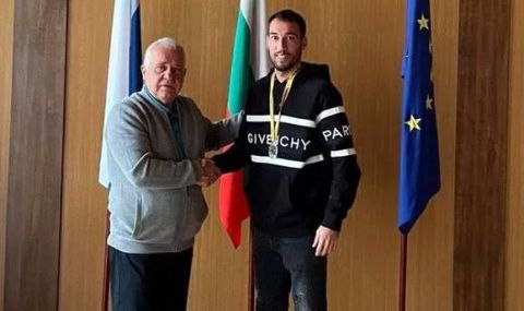 Българския посланик в Русия връчи на ас на Левски сребърен медал от Сочи - 1