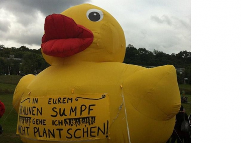 Надуваема патица спря шествие на неонацисти в Потстдам - 1