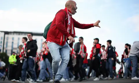 Жесток бой между фенове на Ман Юнайтед и Тотнъм преди финала (ВИДЕО) - 1