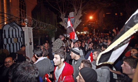 Насъскана от Башар Асад тълпа потроши арабски посолства - 1