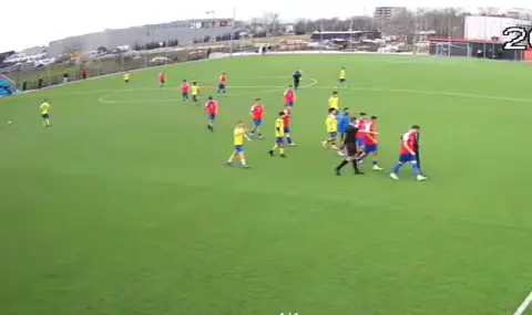 Шокиращ инцидент на футболен терен в Пловдив: Млад състезател пострада тежко след брутален удар (ВИДЕО) - 1