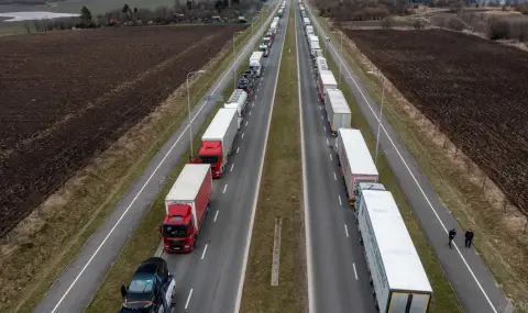 Хиляди камиони стоят на опашки на границата на Украйна със страните от ЕС - 1