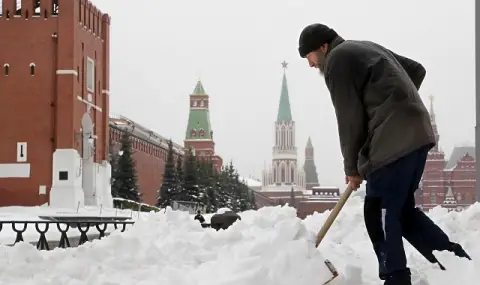 Зимата завладя Москва! Блокирани пътища и летищен хаос в руската столица - 1
