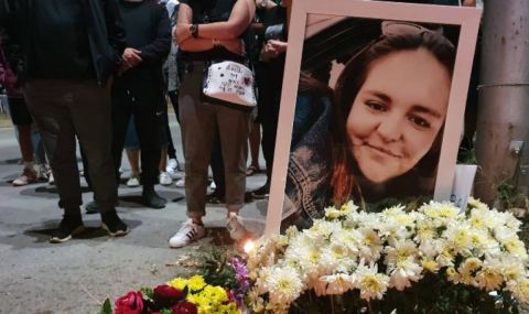 Стотици на бдение в памет на 22-годишната жена, загинала при катастрофа в Шумен - 1
