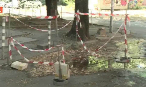 Близо месец на столична улица в "Подуяне" извира гореща вода