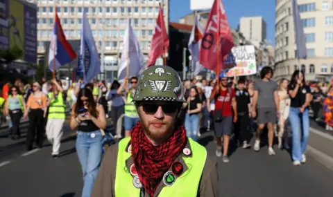 Студенти призоваха Вучич да обяви предсрочни избори след побой от маскирани над техен колега  - 1