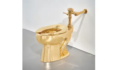 Златна тоалетна се предлага на търг с начална цена от 10 милиона долара (ВИДЕО) - 1