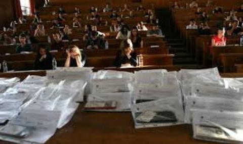 Кандидат-студенти сядат на изпит по биология в СУ - 1