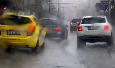 Проливен дъжд и градушка в София, наводниха се улици и подлези - 1