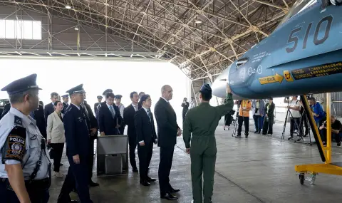 Радев посети базата „Хякури” в Япония, качи се на изтребител F2 - 1