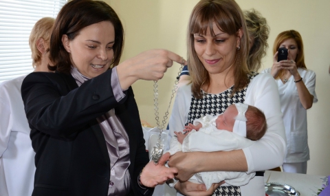 Здравният министър ориса бебето на 2014 година - 1