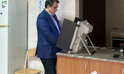 Асен Василев: Гласувах за сигурна и стабилна България, и да не надделее злото у нас  - 1