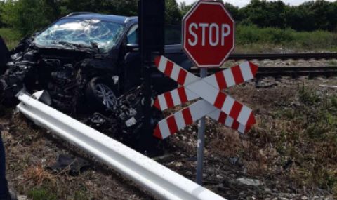 Влак блъсна лек автомобил на жп прелез край Карлово - 1