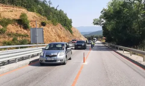 Монтираха ограничителни колчета на пътя Мездра - Ботевград - 1