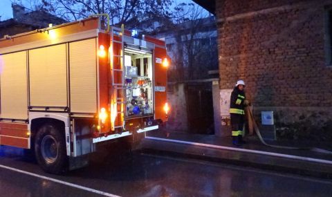 Съсед спаси 4 дечица от пожар в Пловдив - 1