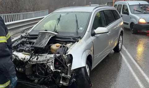 Поредна катастрофа в София: Кола се заби челно в автобус на градския транспорт (СНИМКИ) - 1