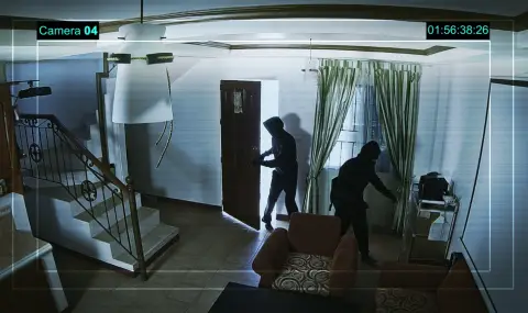 Крадци са в болница, след като скочили от балкон в опит да избягат - 1