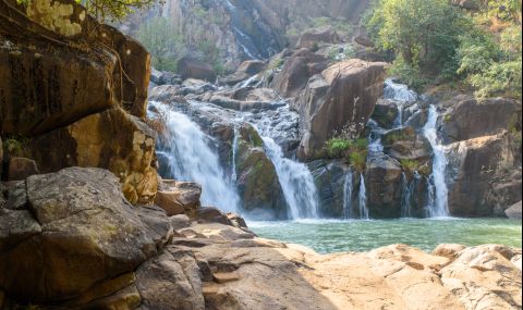Трагедия: туристи загинаха, след като скала падна върху тях край водопад - 1