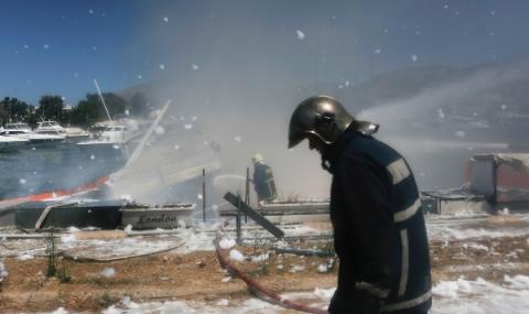 Десетки пожарникари срещу пожари край Атина - 1