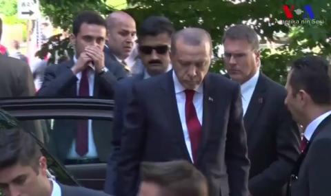 Ердоган гледа как гардовете му бият протестиращи (ВИДЕО) - 1