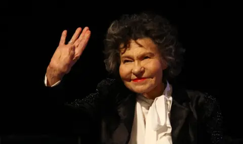 Представиха восъчна фигура на Стоянка Мутафова в театър "Сълза и смях" (СНИМКИ) - 1