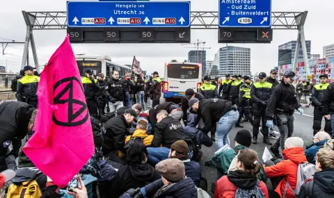 Екоактивисти блокираха голяма магистрала в Амстердам - 1