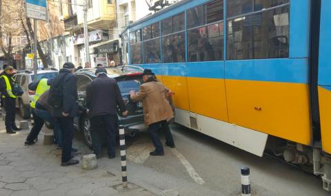 Нагло паркиране блокира трамвай в София (СНИМКИ) - 1