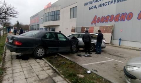 Опит за обратен завой причини тежка катастрофа във Варна - 1