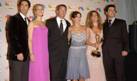 Лиса Кудроу разкри, че всеки от главните актьори в "Приятели" печели по 20 милиона долара годишно - 1