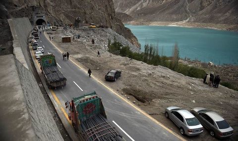 Масивно свлачище се стовари върху камиони в Северозападен Пакистан - 1
