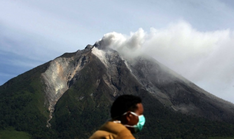 Хиляди евакуирани след изригрането на вулкан в Идонезия - 1