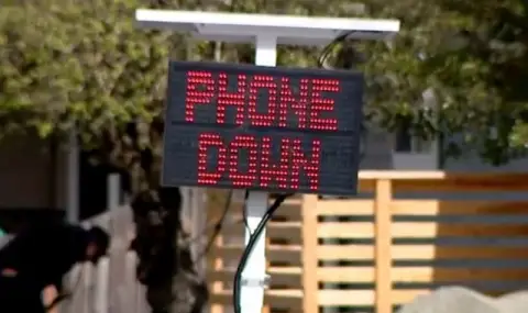 „Умни пътни знаци“ забелязват използването на телефон и препоръчват да го оставите (ВИДЕО) - 1